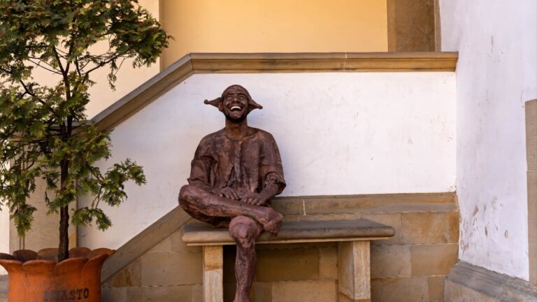 The monument of Stańczyk at the castle in Niepołomice