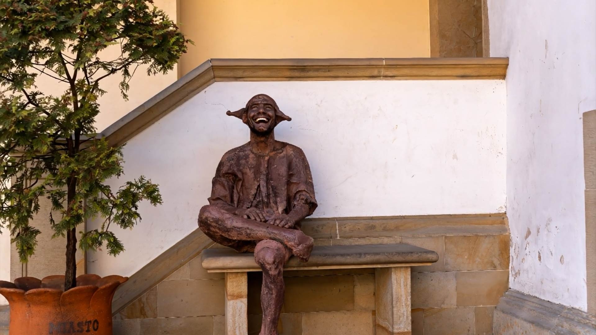 The monument of Stańczyk at the castle in Niepołomice